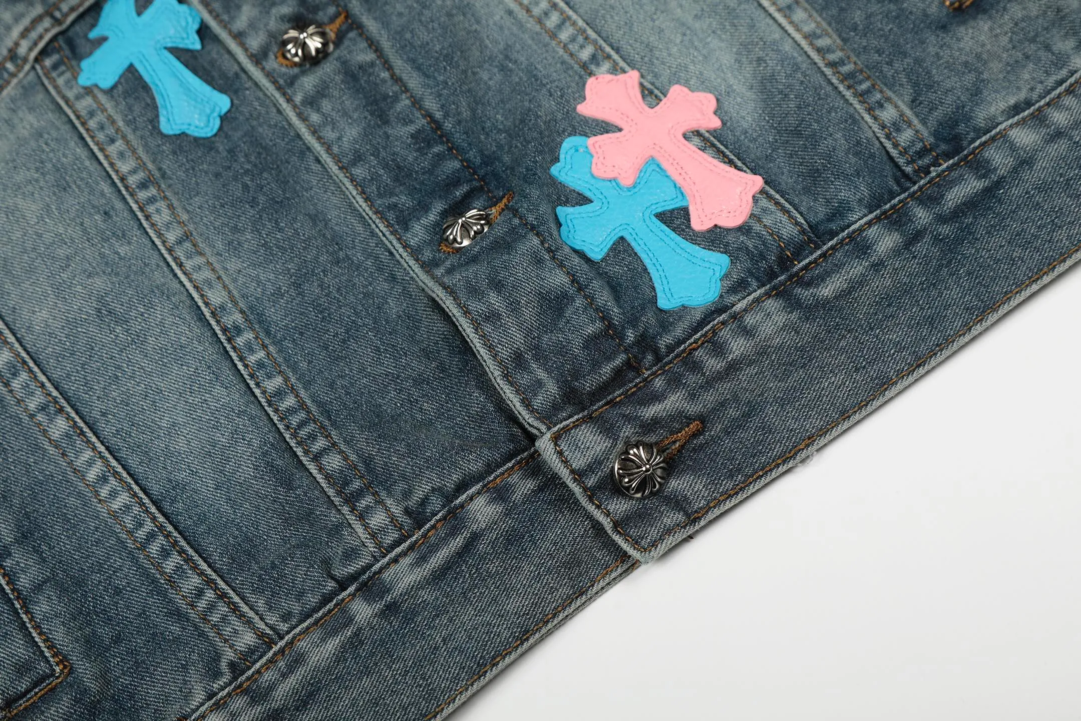 P270 💰 Chrome Hearts Chrome Hearts leather cross patch color leather embroidered shirt denim jacket OS version can be worn by both men and women! The fabric is made of twill gauze cotton fabric! The texture is clear and smooth, not easy to wrinkle or fade! The embroidery process is complex and repetitive. There are more than 20 leather labels. It takes 6 repeated embroidery steps to complete the back body. The requirements for the embroidery machine are very strict, and the distance is 45 cm! It won’t work if the spacing is too big, and it won’t work if it’s too small! We make clothes with care, and every detail must be restored one to one! The hardware is all carved and cast, and they are all genuine from the original factory! This piece of clothing consumes a lot of material, with more than 3 meters of material used for one piece of clothing! After the garment is made, it needs to be fixed at high temperature, washed at a water temperature of more than 70 degrees, and softened by adding softener to make the upper body softer and smoother! There is a flap on the sleeve that can be stored into short sleeves! Adapt it to that understanding Color: Blue Size: S-M-L-XL